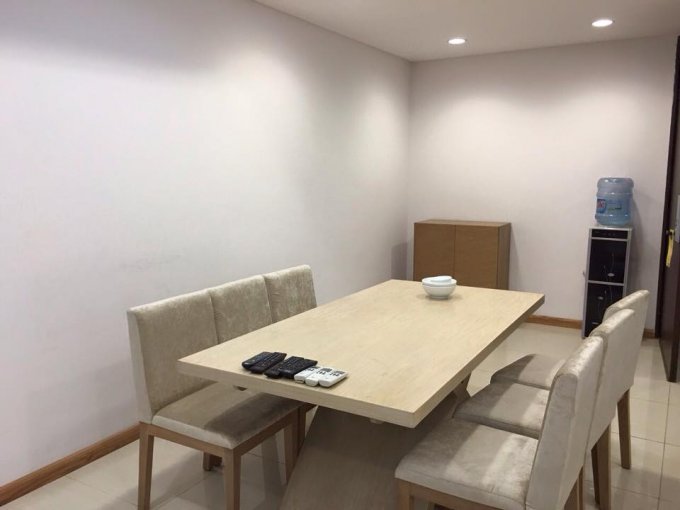 Cần bán nhanh CH chung cư 165 Thái Hà, 81m2, 2PN, 2wc, full NT mới tinh, giá cần bán hơn 7 tỷ