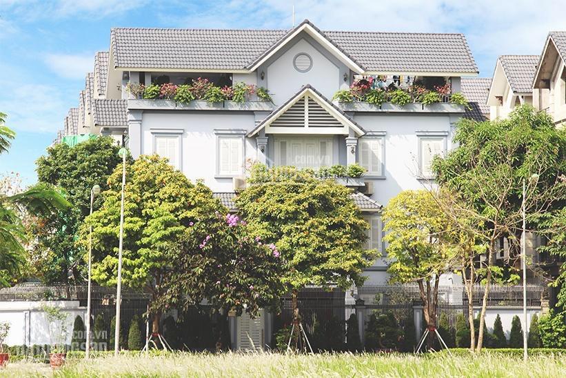 Gia đình tôi cần bán căn góc biệt thự khu A, ĐTM Dương Nội, Nam Cường. Cạnh hồ công viên 0989 695 ***