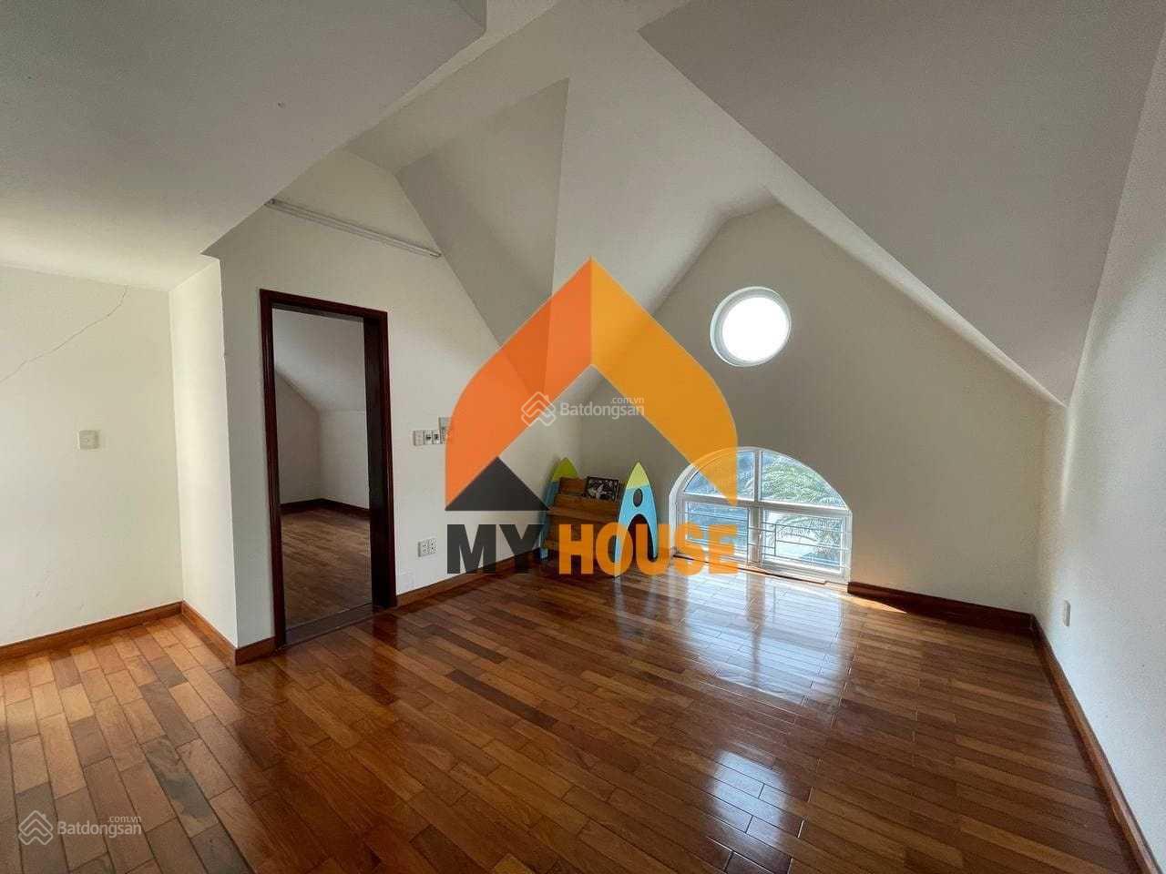 Villa Xuân Thuỷ xinh xỉu 250m2 sân vườn