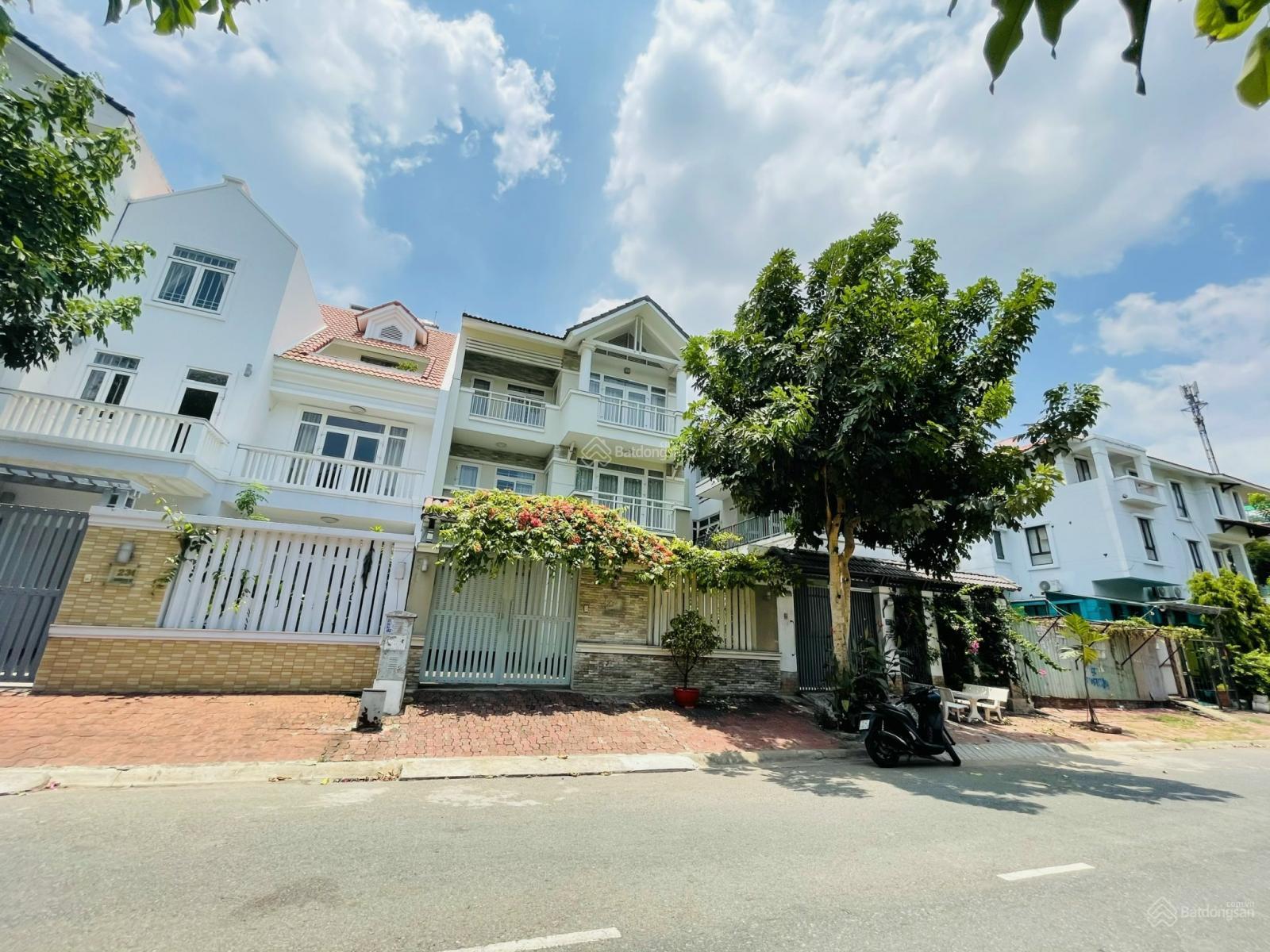 Gia đình tôi đi định cư gấp nên để lại sản phẩm DT 8 x 24m, 23 tỷ thương lượng (xây được 500m2 sàn)