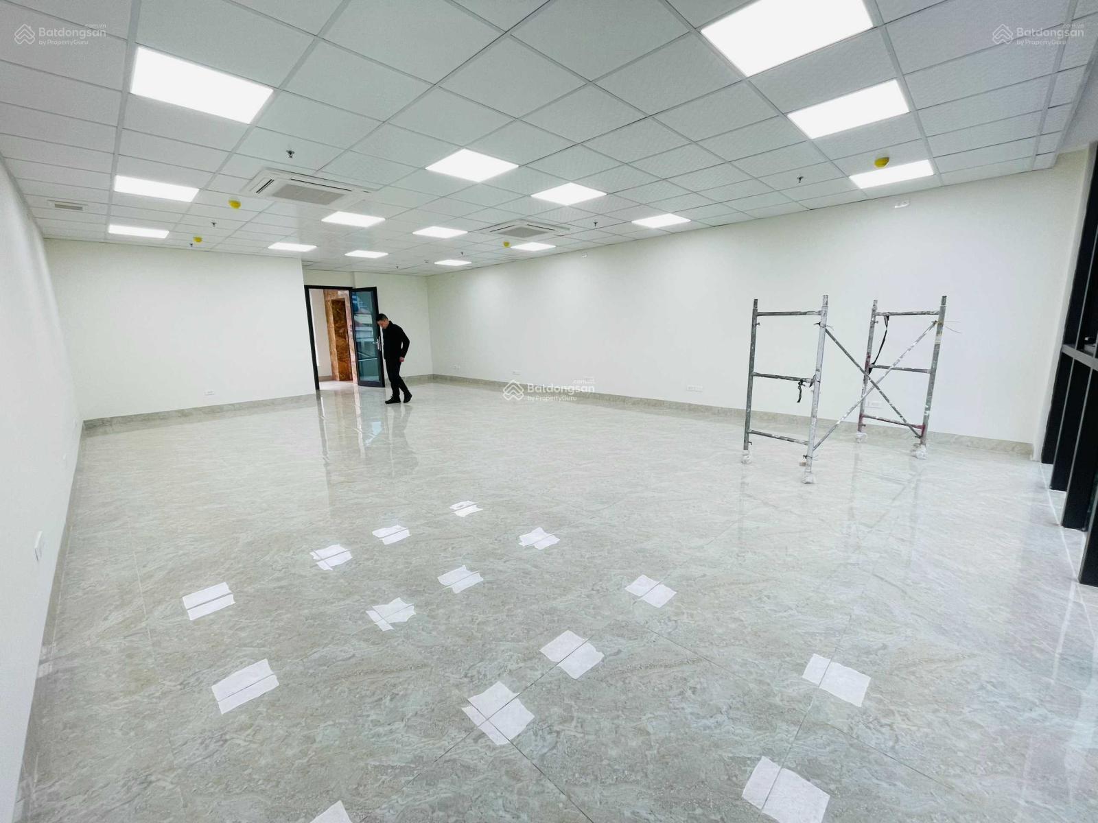 Cho thuê VP, mặt bằng 35-50m2 mặt tiền 8m view đẹp, ngã 4 Nguyễn Khánh Toàn với Nguyễn Văn Huyên