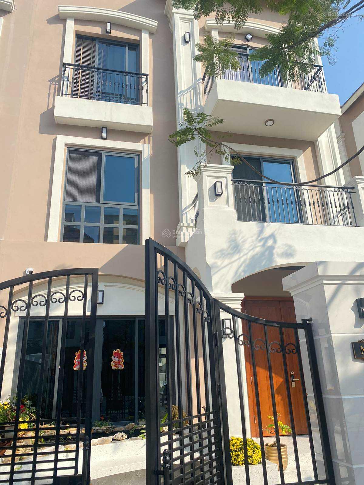 Bán cắt lỗ và ngộp ngân hàng, nhà phố biệt thự đơn lập 250 m2 giá 31 tỷ bao hết LH 0938 449 ***