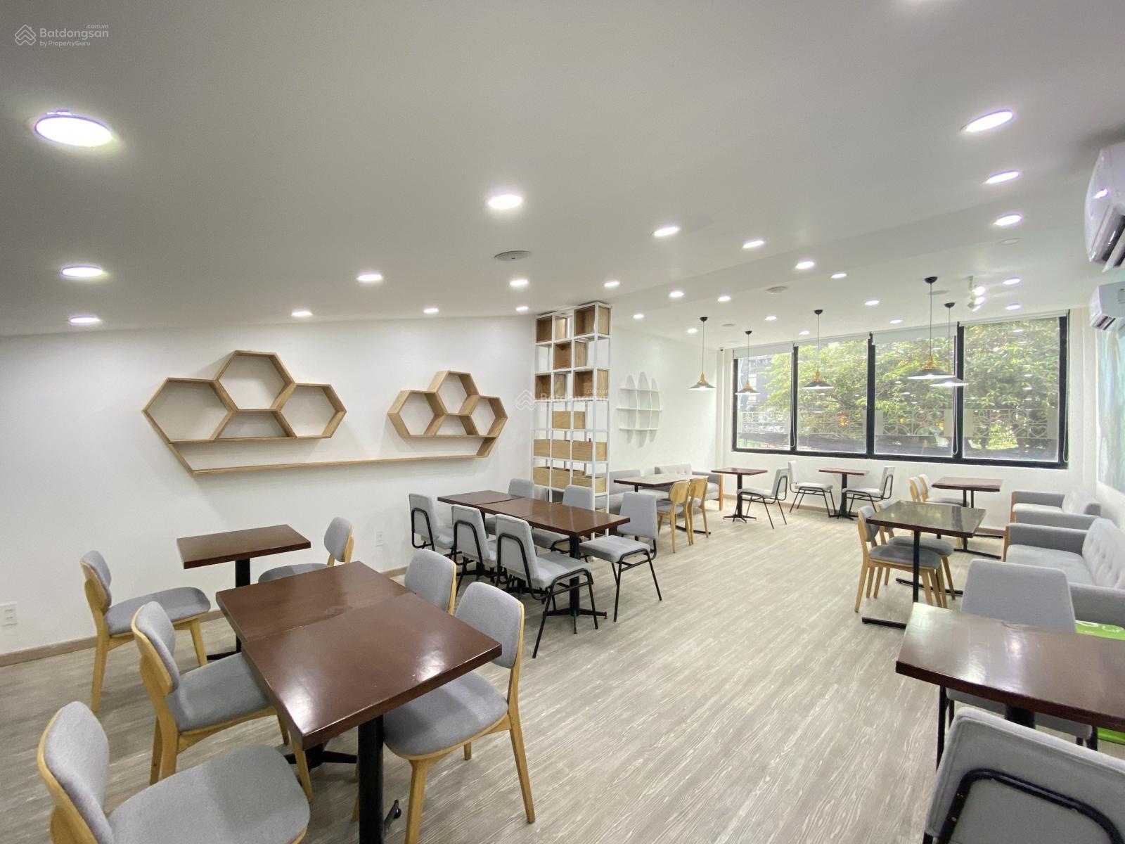 Góc 2 mặt tiền Lê Thánh Tôn, Đồng Khởi Q1 diện tích: 10 x 20 kết cấu: Trệt 3 lầu