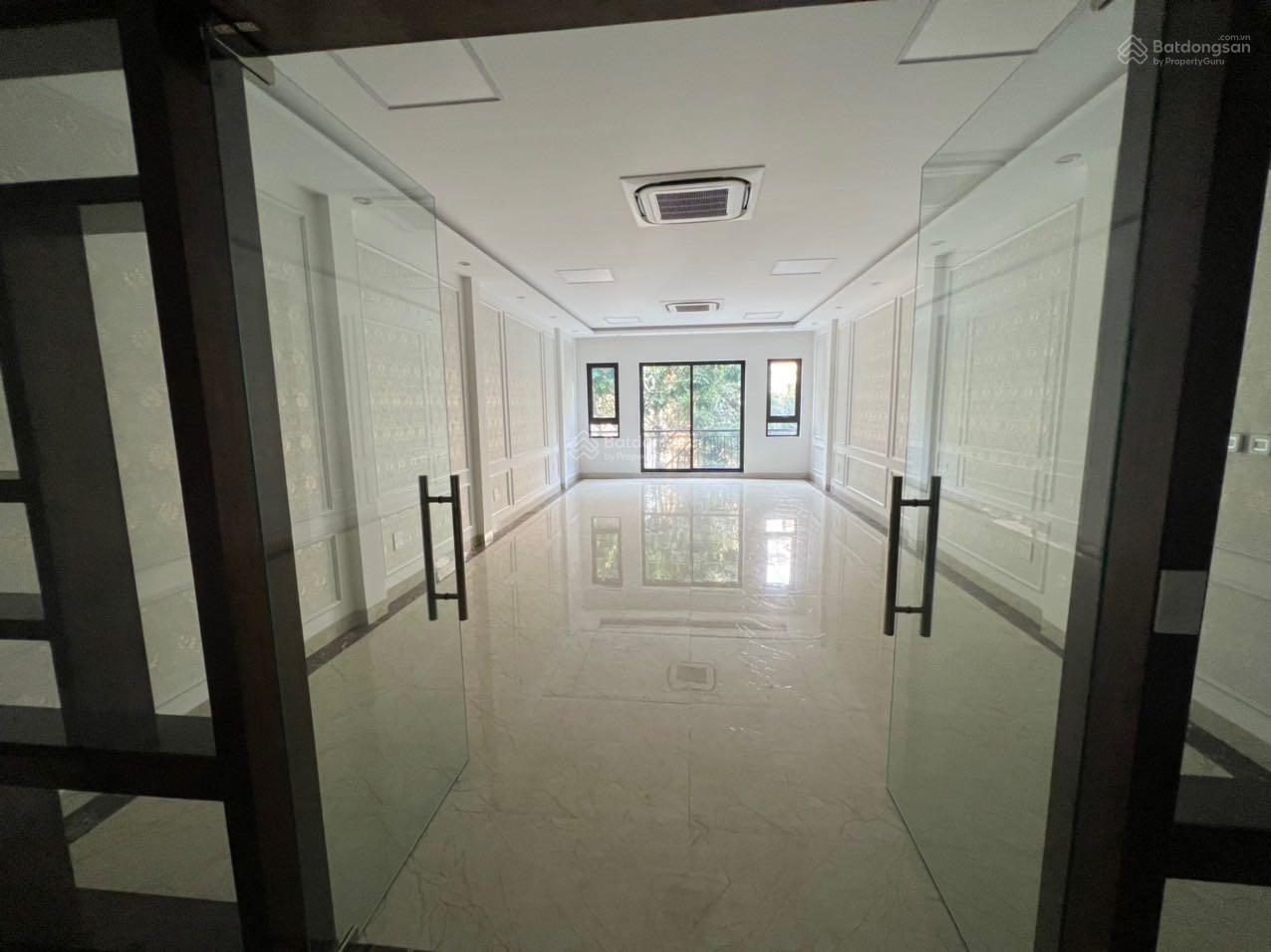 Cho thuê nhà mới tinh DT: 80m2 x 7 tầng thang máy, thông sàn phố Hoàng Quốc Việt - Cầu Giấy