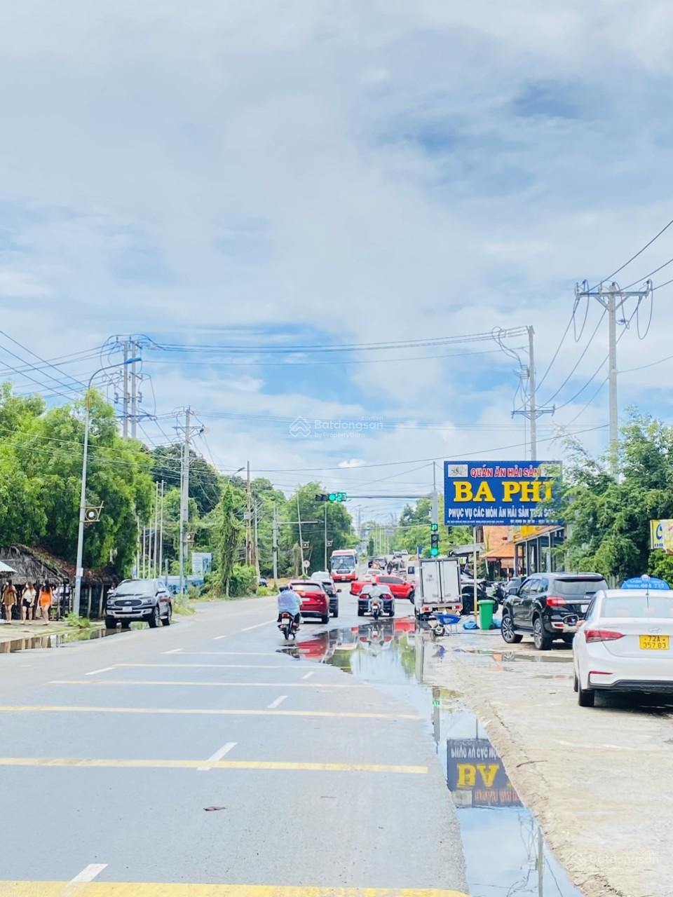Bán 300m2 mặt tiền TL328, ngay ngã 4 Hồ Tràm, cách ngã 4 Hồ Tràm chỉ 300m, giá 10.5 tỷ thương lượng