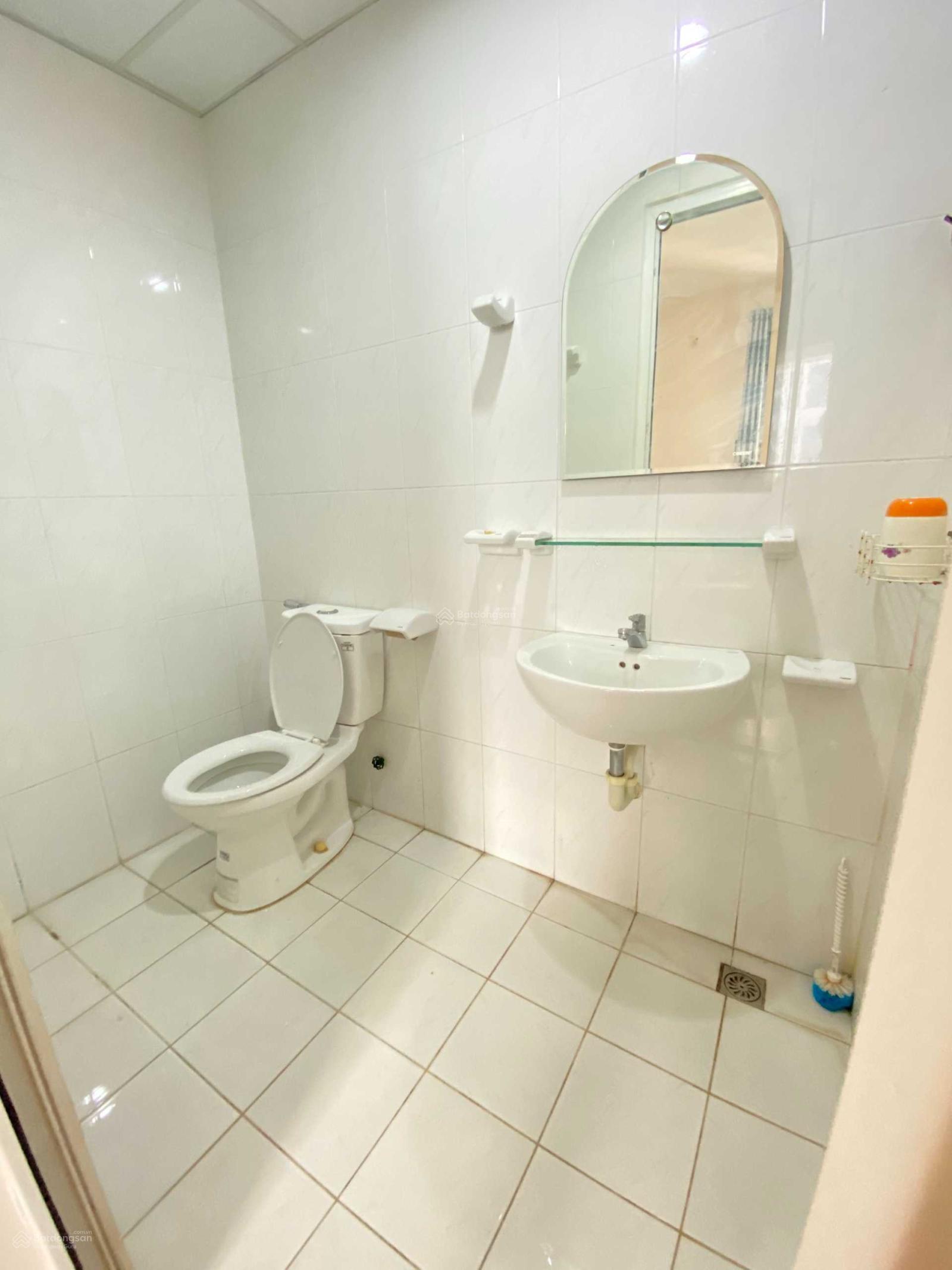 Cho thuê căn có ban công 1 PN 1 WC view sông chung cư Riverside 90 Nguyễn Hữu Cảnh. LH 0909 445 ***