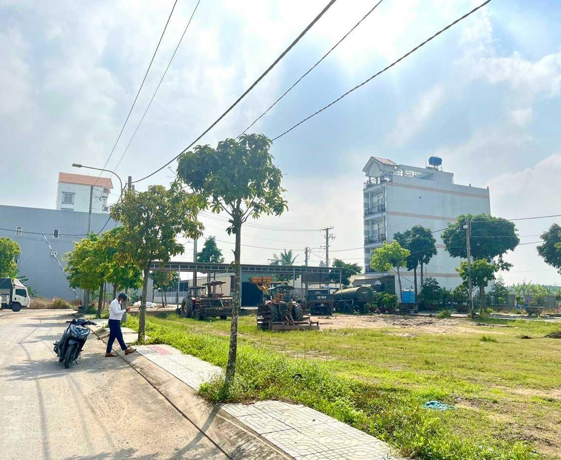 Chủ gửi bán lô đất kế bên khách sạn Thủy Tiên, dự án Vins Residence Long Cang, DT 90m2, giá 890tr