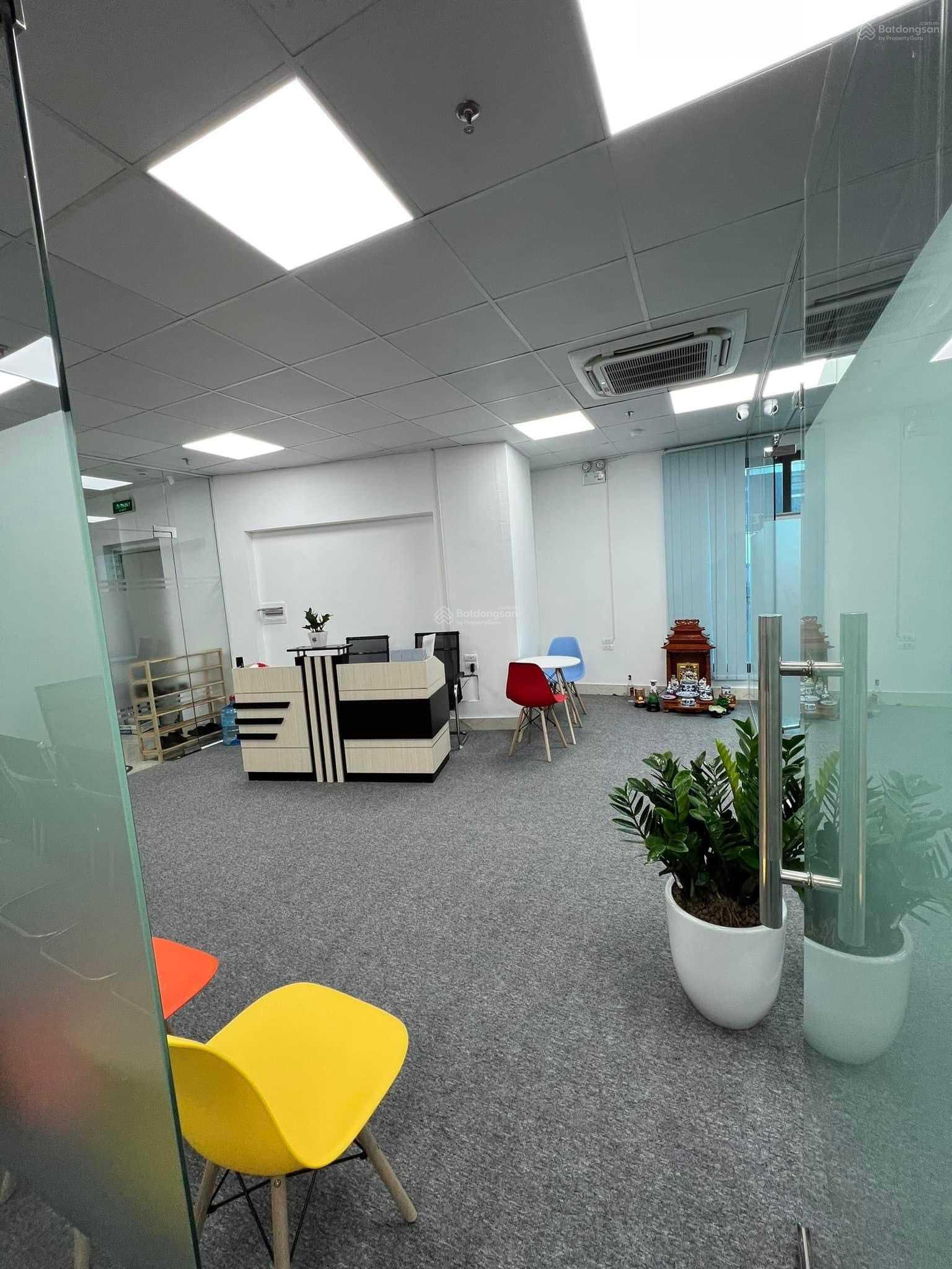 Văn phòng cần cho thuê gấp phố Khuất Duy Tiến 180m2 giá chỉ 27tr, nằm trong toà VP 0978 439 ***