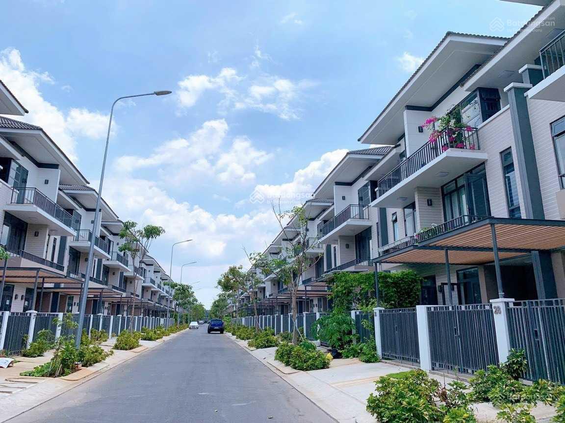 Tôi cần bán gấp biệt thự Lavila KDC ven sông (sổ hồng) nhà 3 tầng giá 11 tỷ 800tr, LH: 0909 904 ***