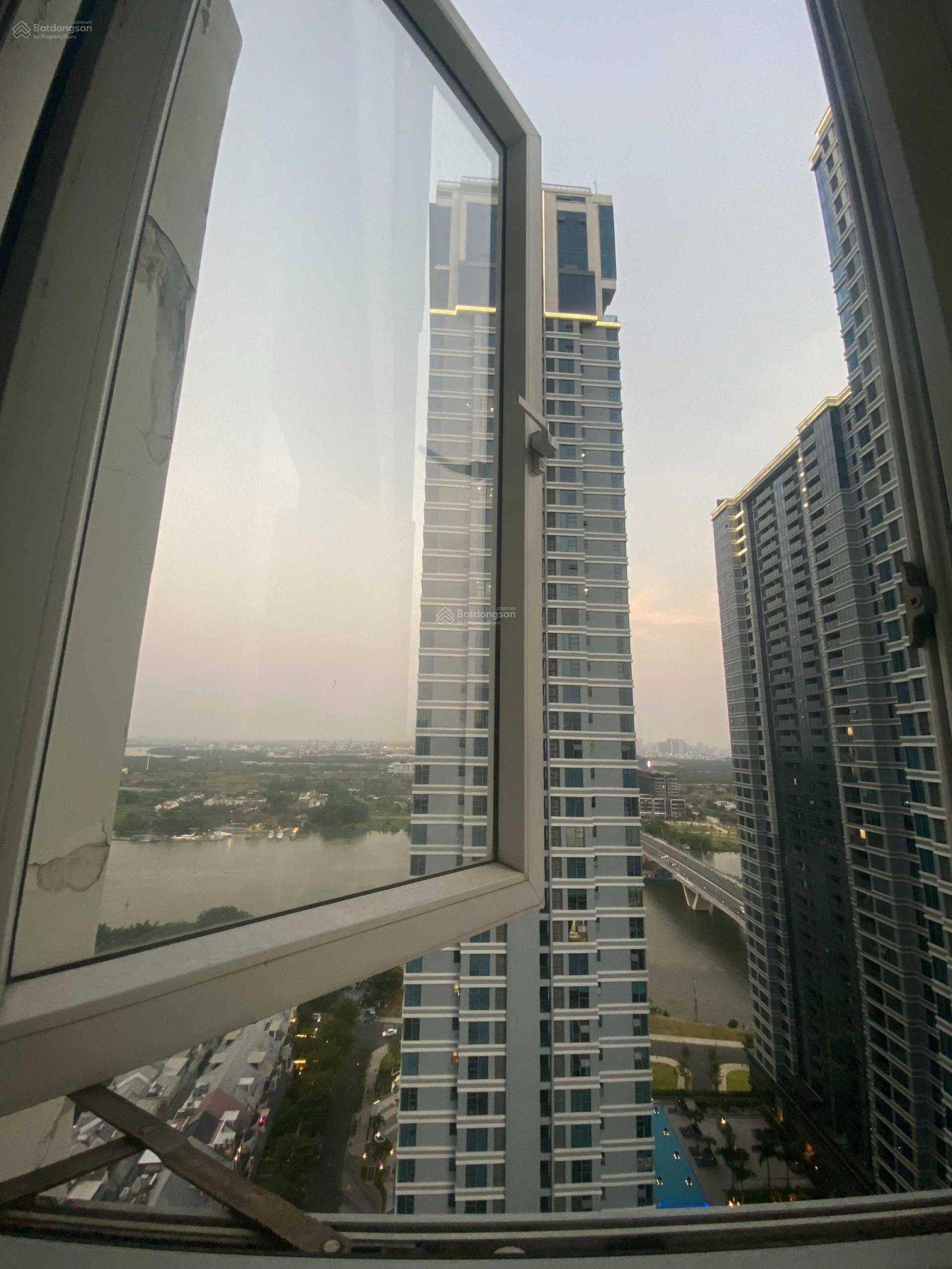 Cho thuê căn có ban công 1 PN 1 WC view sông chung cư Riverside 90 Nguyễn Hữu Cảnh. LH 0909 445 ***