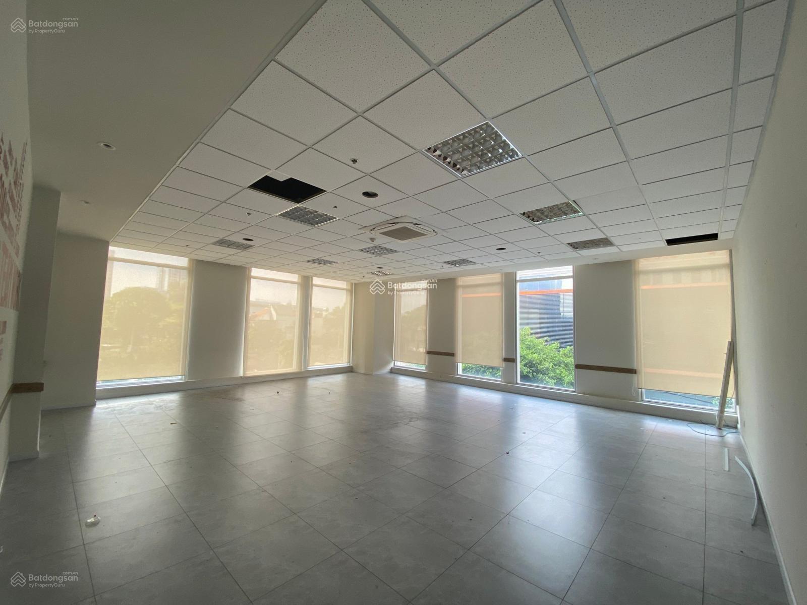 Cho thuê văn phòng đường Hồng Hà, Orchard Parkview, sàn đẹp nhiều chỗ để xe