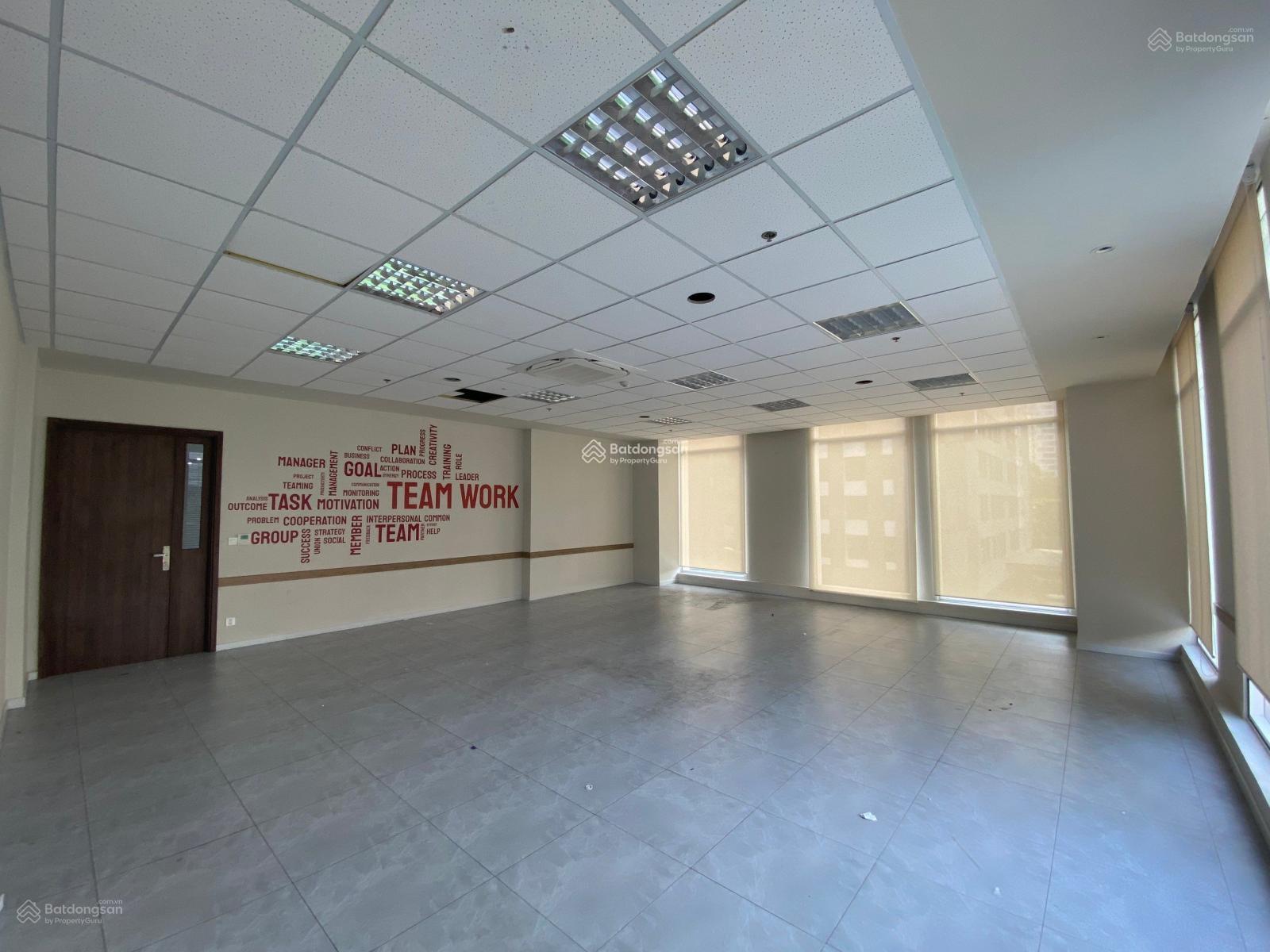 Cho thuê văn phòng đường Hồng Hà, Orchard Parkview, sàn đẹp nhiều chỗ để xe