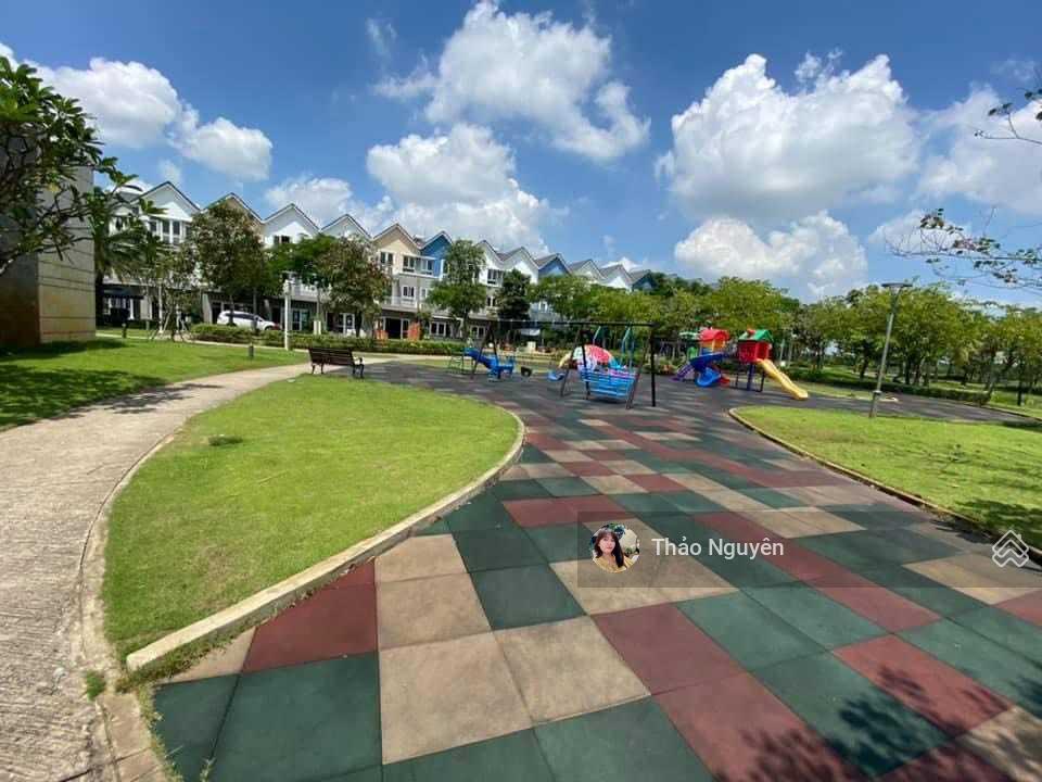 Chính chủ kẹt tiền bán gấp nhà phố 9tỷ thô , 9,5tỷ nội thất giai đoạn 2 LH 0979 940 *** Thảo Nguyên