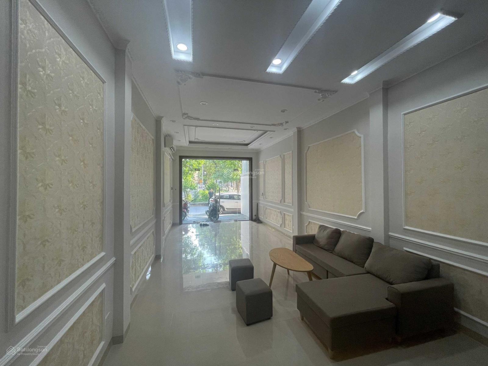 Cho thuê nhà tại Hoàng Quốc Việt. DT: 55m2x5tầng. MT: 5m. Thông sàn. Đồ cơ bản, giá 20tr/th