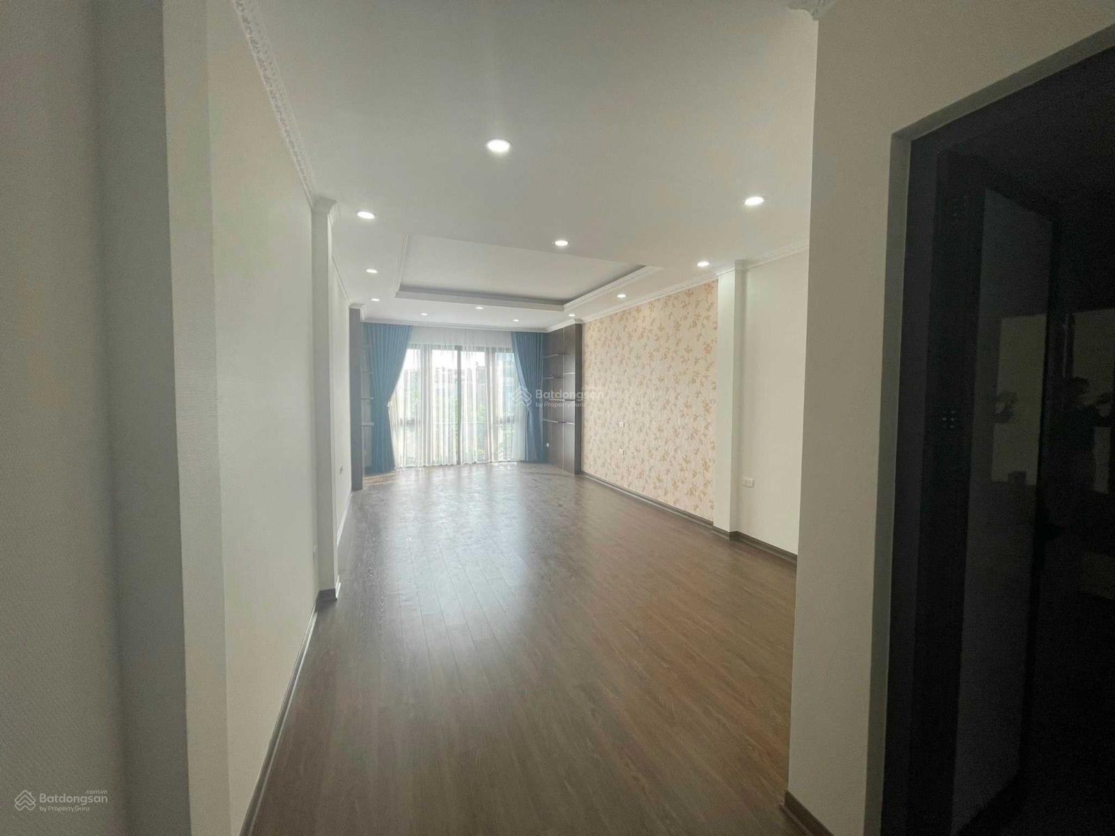 Cho thuê nhà tại Hoàng Quốc Việt. DT: 55m2x5tầng. MT: 5m. Thông sàn. Đồ cơ bản, giá 20tr/th