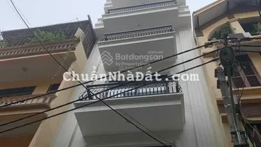 Cho thuê nhà tại Hoàng Quốc Việt. DT: 55m2x5tầng. MT: 5m. Thông sàn. Đồ cơ bản, giá 20tr/th