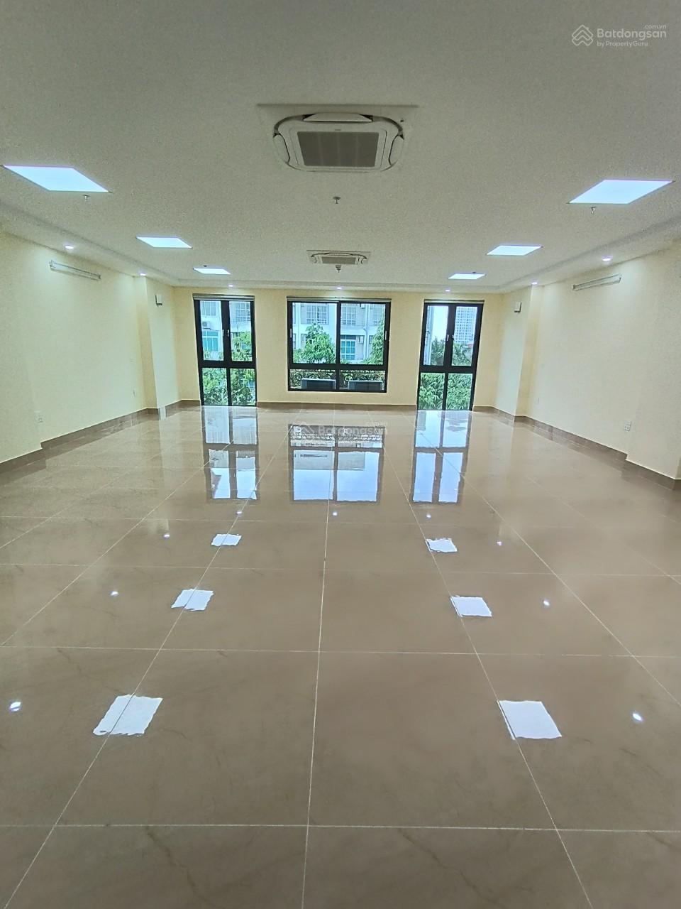 Cho thuê nhà MP Hà Cầu, Hà Đông. DT 130m2, MT 8,5m, 7 tầng, 1 hầm, thông sàn, thang máy, 110tr/th