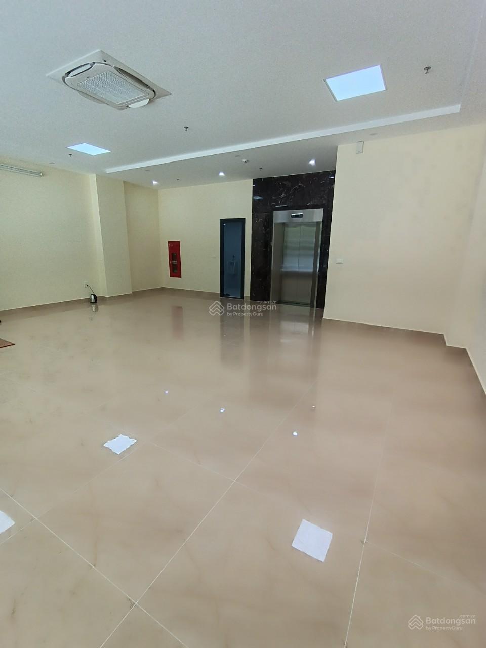 Cho thuê nhà MP Hà Cầu, Hà Đông. DT 130m2, MT 8,5m, 7 tầng, 1 hầm, thông sàn, thang máy, 110tr/th