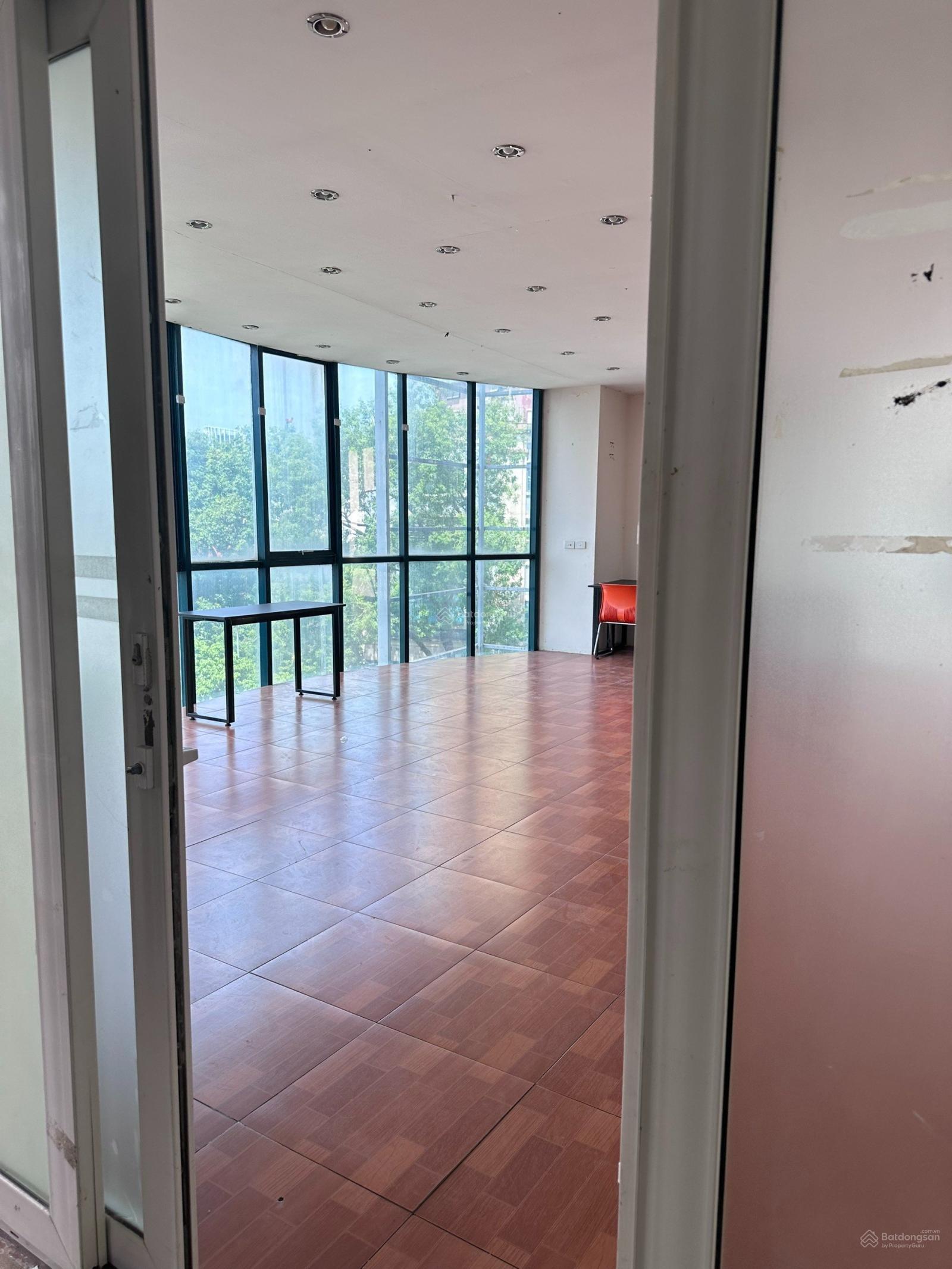 Cho thuê Văn phòng tại tòa nhà số 9 Nguyên Hồng, quận Ba Đình. 70m2 giá 15 tr/tháng có xuất VAT