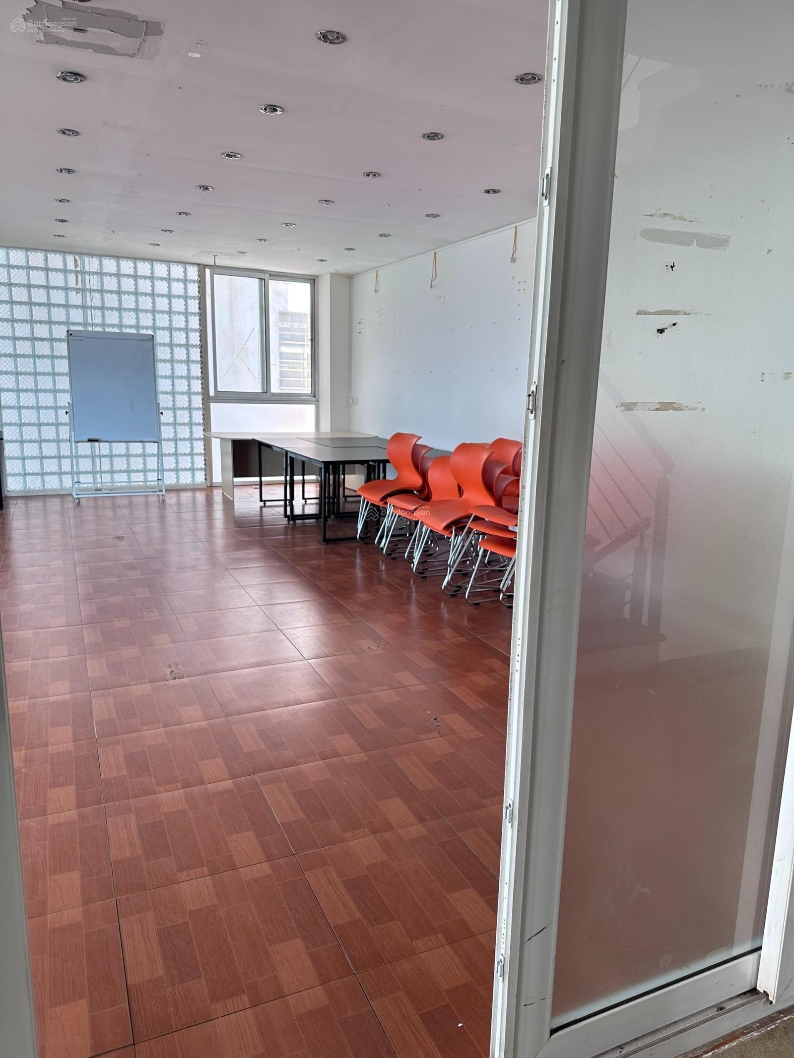 Cho thuê Văn phòng tại tòa nhà số 9 Nguyên Hồng, quận Ba Đình. 70m2 giá 15 tr/tháng có xuất VAT Cho thuê Văn phòng tại tòa nhà số 9 Nguyên Hồng, quận Ba Đình. 70m2 giá 15 tr/tháng có xuất VAT