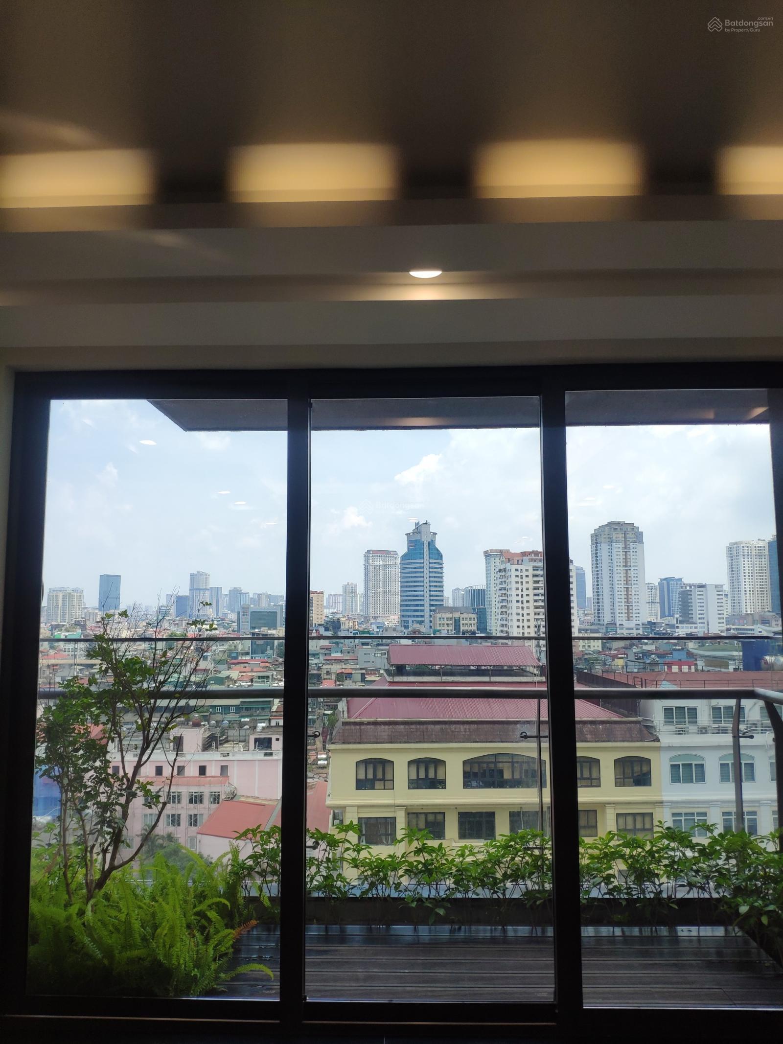 Cho thuê căn góc thương mại 3PN, 138m2, tầng trung hướng đẹp tại Green Diamond - 93 Láng Hạ