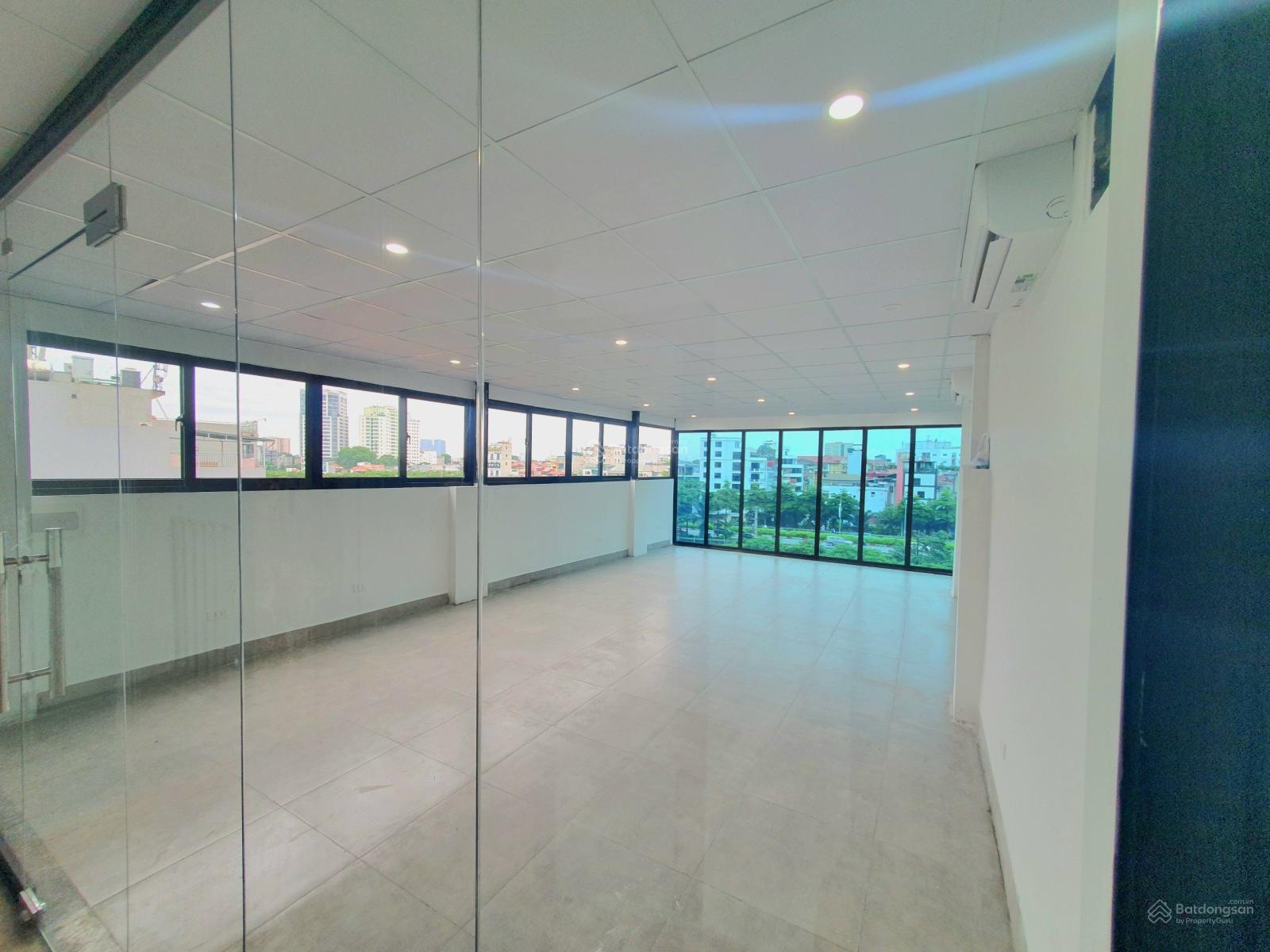 Cho thuê nhà mới Mạc Thái Tông, DT 100m2x4 tầng + hầm MT 6m, thông sàn, đồ cơ bản, giá 50tr/th