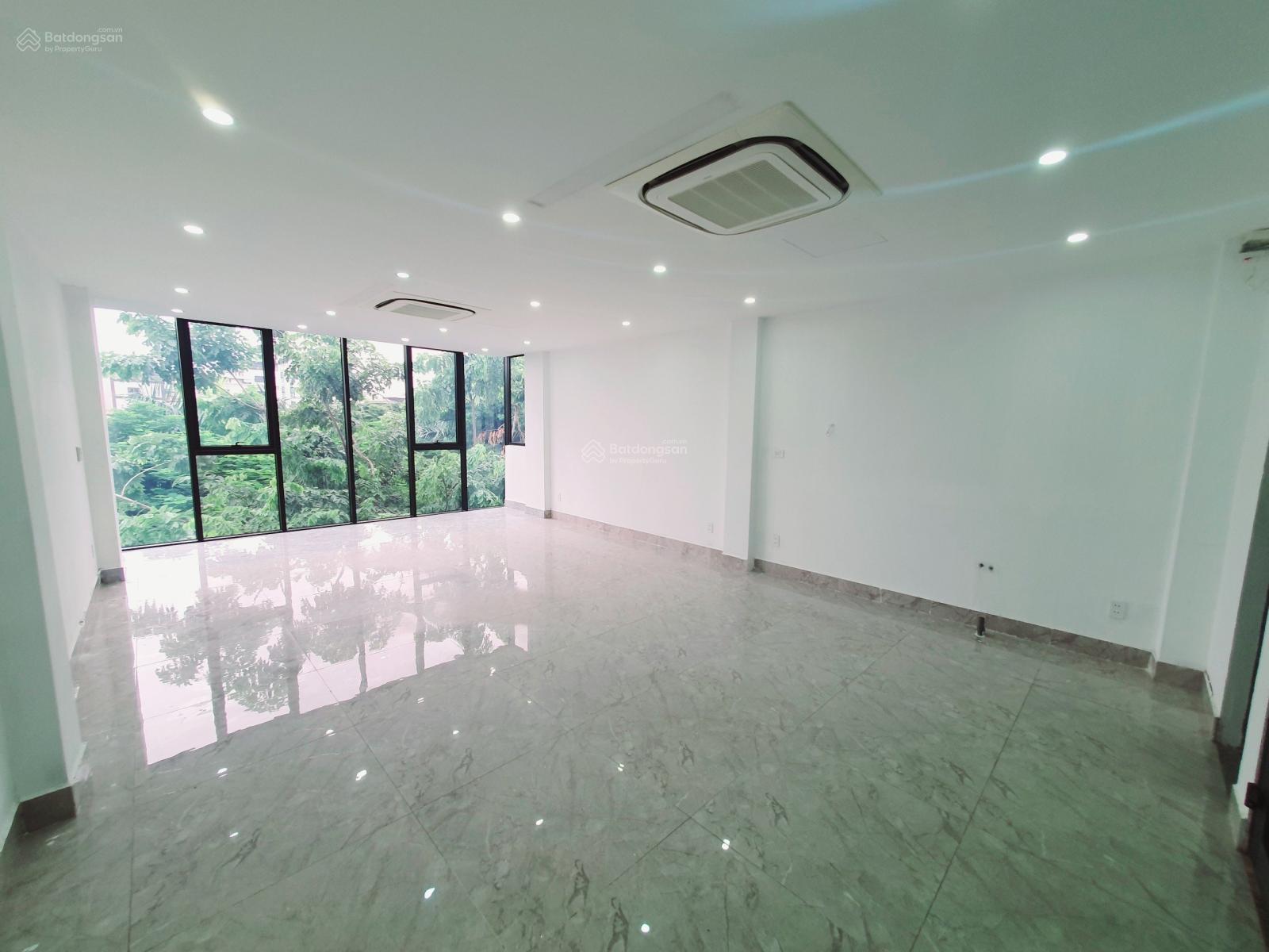 Cho thuê nhà mới Mạc Thái Tông, DT 100m2x4 tầng + hầm MT 6m, thông sàn, đồ cơ bản, giá 50tr/th