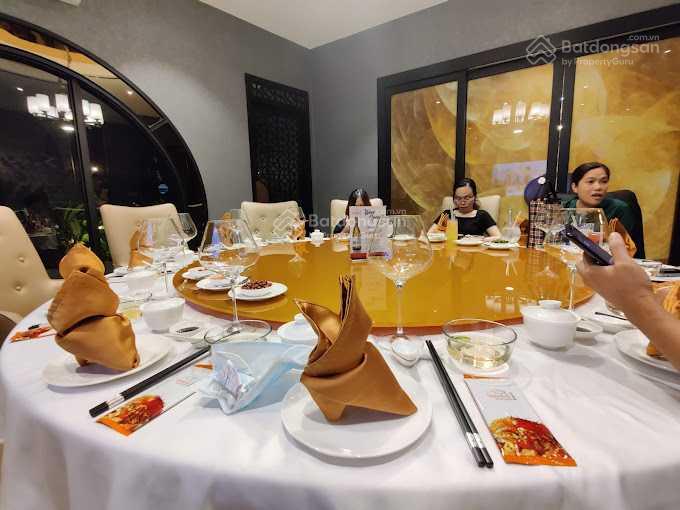 Cho thuê nhà mặt tiền đường Trần Hưng Đạo, Quận 1. DT: 30x40m. Trệt lầu. DTSD: 2.400m2