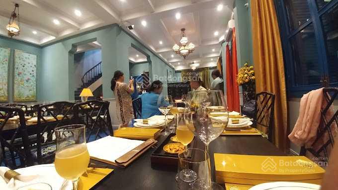 Cho thuê nhà mặt tiền đường Tú Xương, Phường 7, Quận 3. DT: 15x30m. Trệt 2 lầu. DTSD: 1.300m2