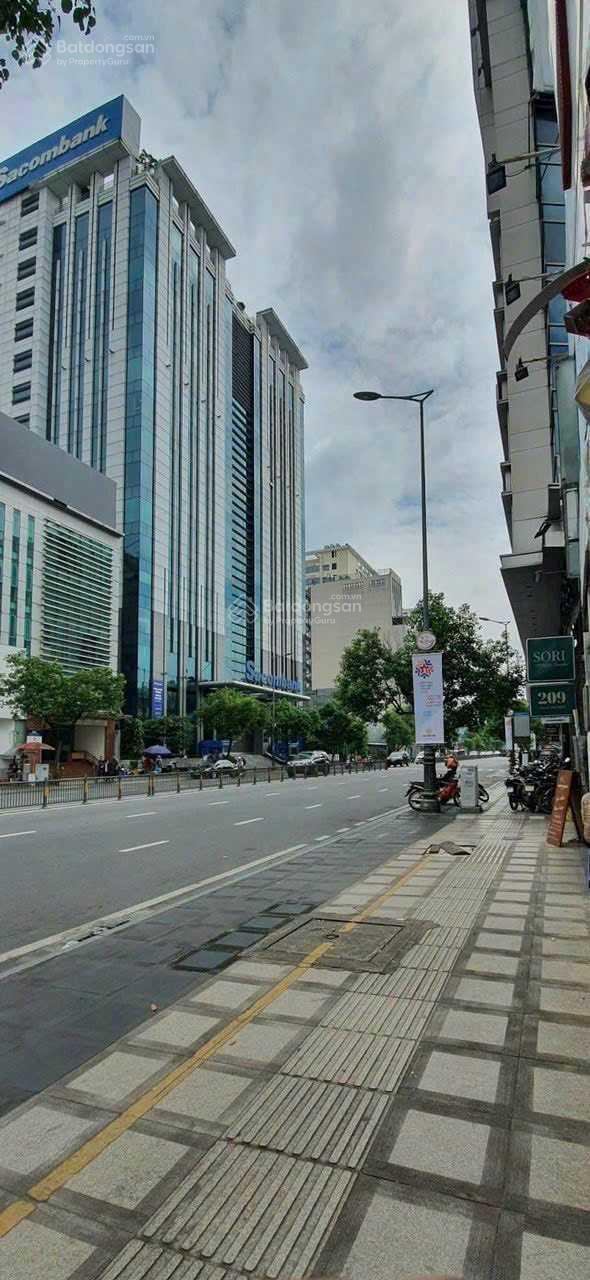 Cho thuê nhà mặt tiền Nguyễn Hiền, Quận 3, DT: 12x25m, 1 trệt, 2 lầu, DTSD: 900m2