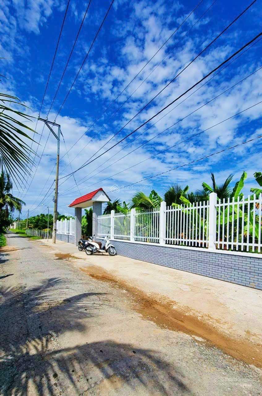 Bán 2000m2 đất mặt tiền đường nhựa