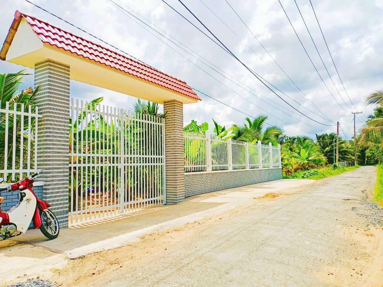 Bán 2000m2 đất mặt tiền đường nhựa