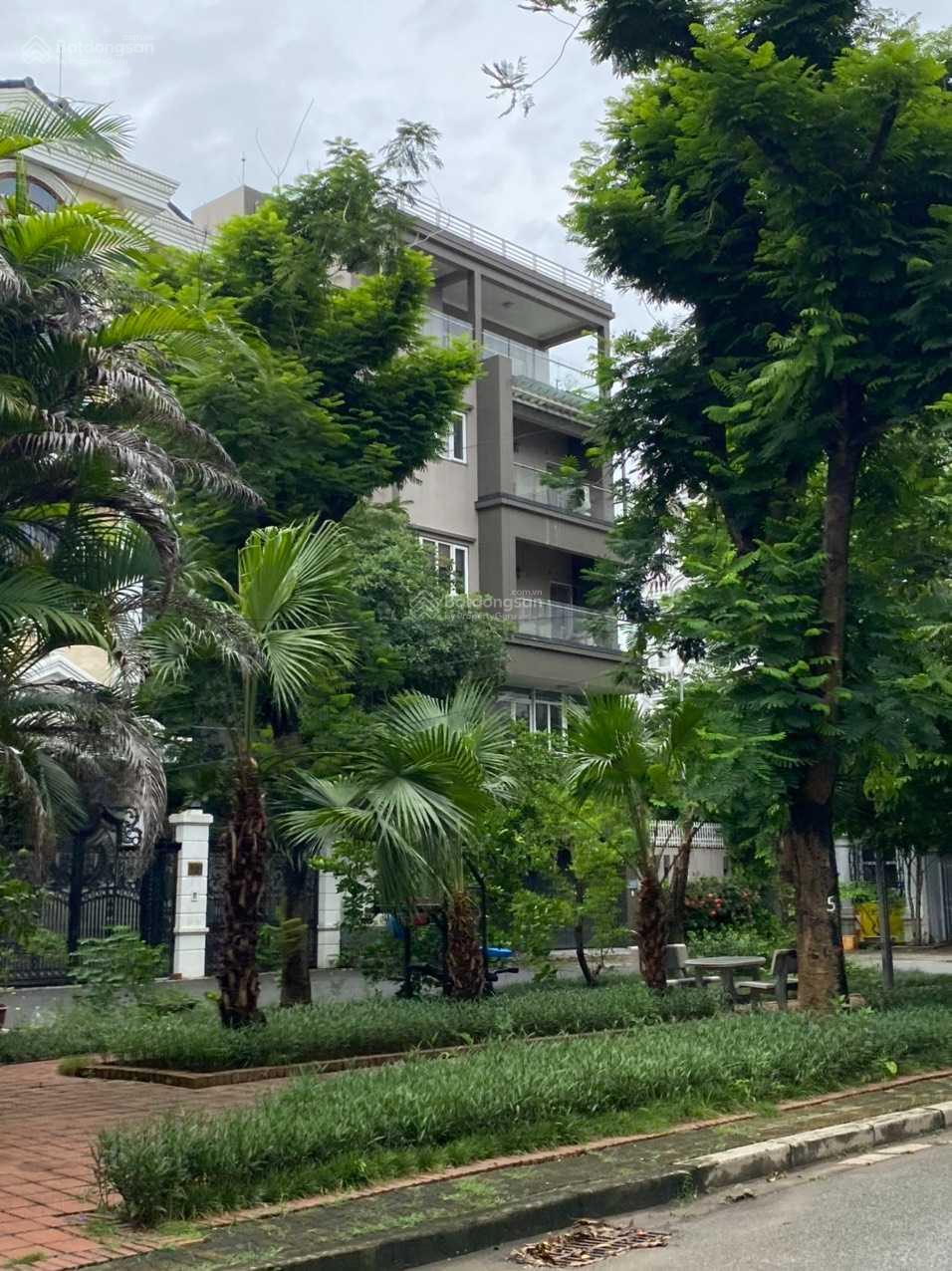 Cho thuê BT Vườn Đào 250m2 x4 tầng gần Lotte, Ciputra, đường Lạc Long Quân, Võ Chí Công