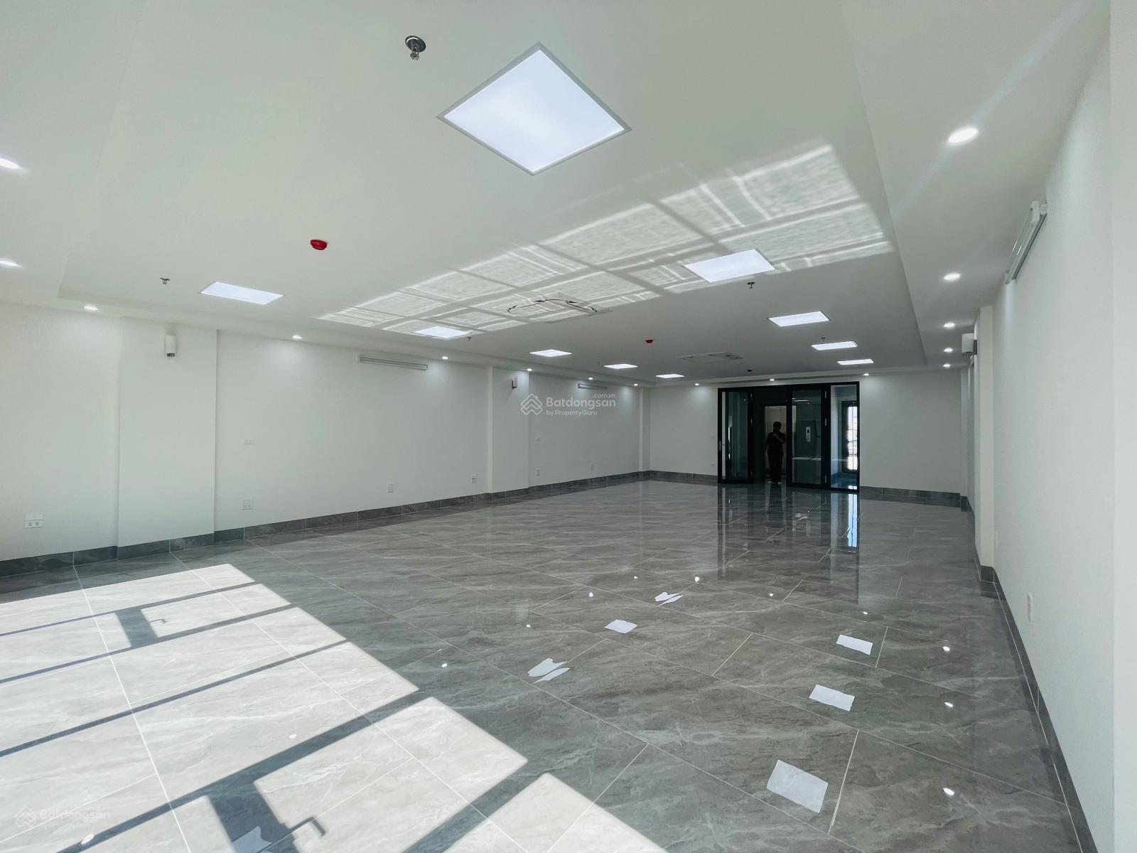 Cho thuê tòa nhà mặt phố Đỗ Quang - Hoàng Ngân, Cầu Giấy. DT 140m2, 9 tầng, lô góc MT. Giá 95 tr/th