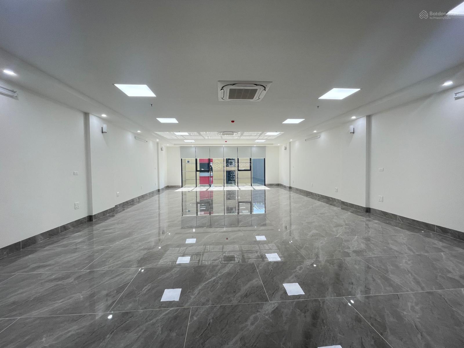 Cho thuê tòa nhà mặt phố Đỗ Quang - Hoàng Ngân, Cầu Giấy. DT 140m2, 9 tầng, lô góc MT. Giá 95 tr/th