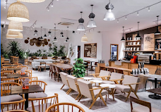 Cho thuê nhà mặt tiền đường Cao Thắng, Phường 10, Quận 3. DT: 10x28m. 2 lầu. DTSD: 560m2