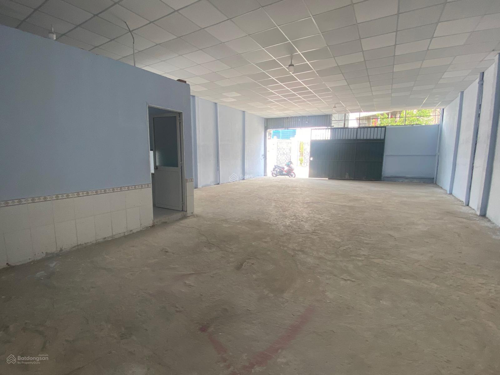 Cho thuê gấp 2 nhà kho 200m2 với 9tr/th và 320m2 với 15tr/th tại Q12. LH 0936 379 ***