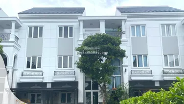 Biệt thự vườn khu compound Sol Villas, nhà 2 mặt tiền trước sau. Giá 15 tỷ. LH: 0902 746 ***
