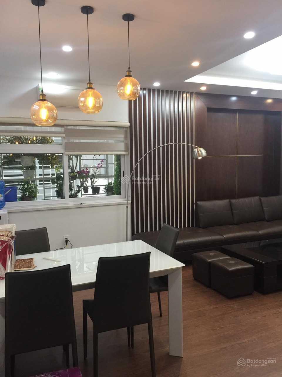 Mình cần tiền nên bán gấp căn hộ 3PN - 2WC ở tháp Đông, nhà đã làm nội thất đẹp. 0911 532 ***