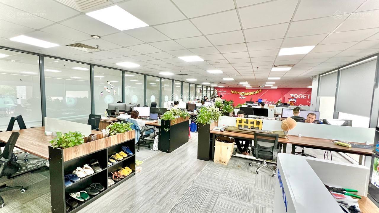 Sang nhượng văn phòng COMATCE TOWER diện tích: 350m2 sẵn nội thất (cắt 140m2 và 200m2) lối đi riêng Sang nhượng văn phòng COMATCE TOWER diện tích: 350m2 sẵn nội thất (cắt 140m2 và 200m2) lối đi riêng