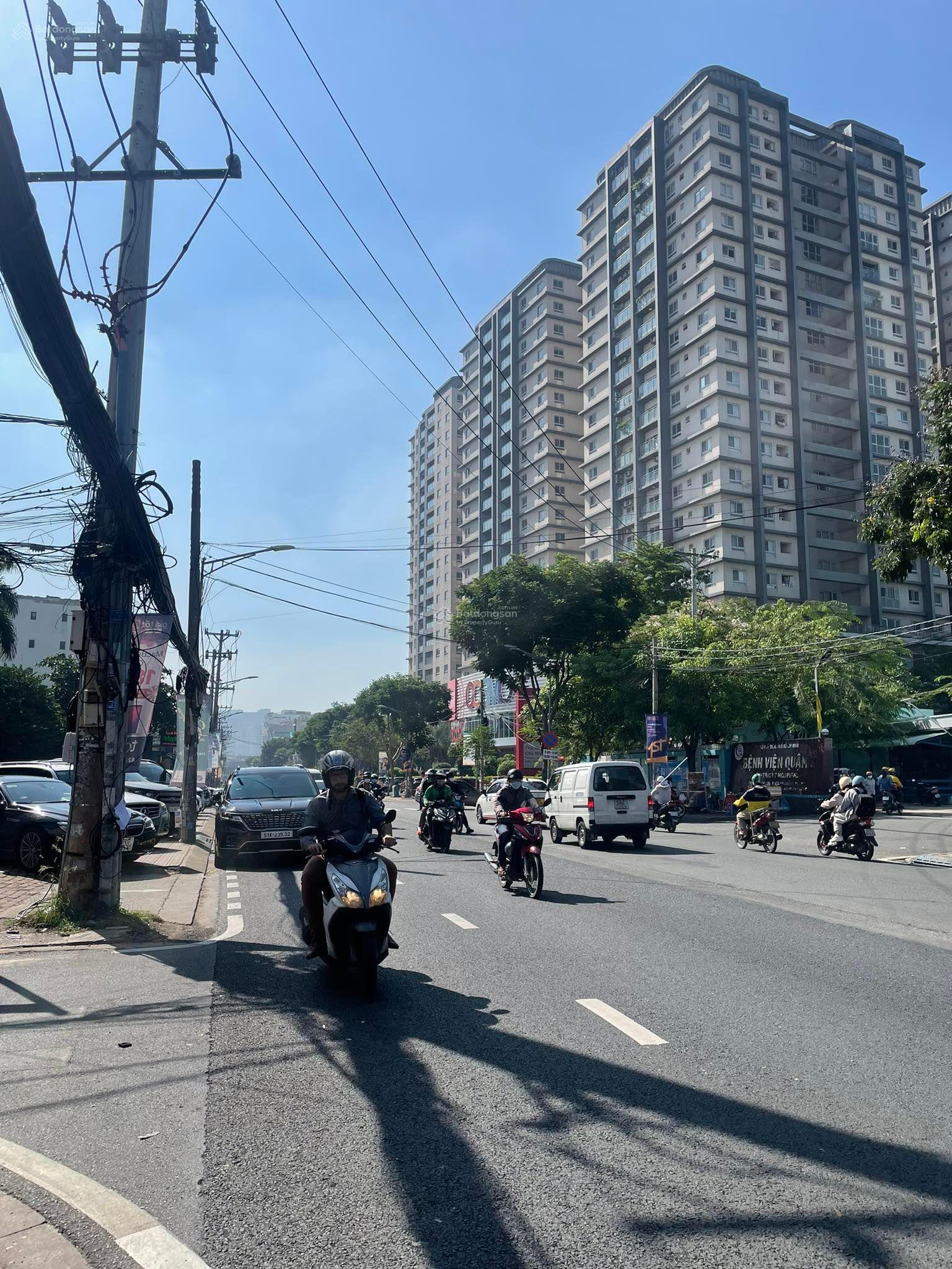 Nhà MT đường D4, 4 tầng, Quận 7, DT 5x21m, đường lớn 20m, vỉa hè, 17 tỷ