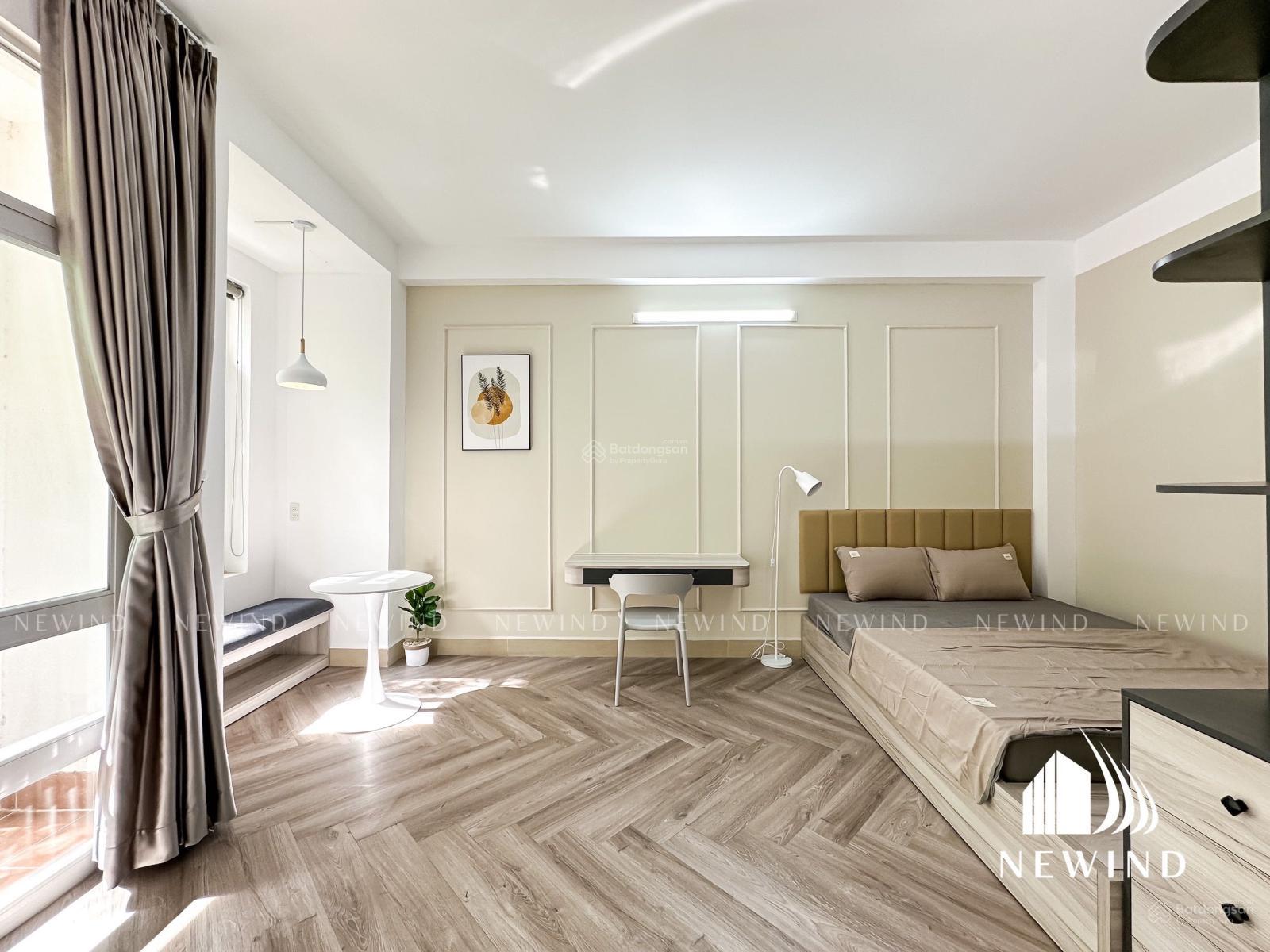 Căn hộ dịch vụ bancon full NT mới 100%, có view ở khu Phú Mỹ Hưng gần Cresent Mall Quận 7