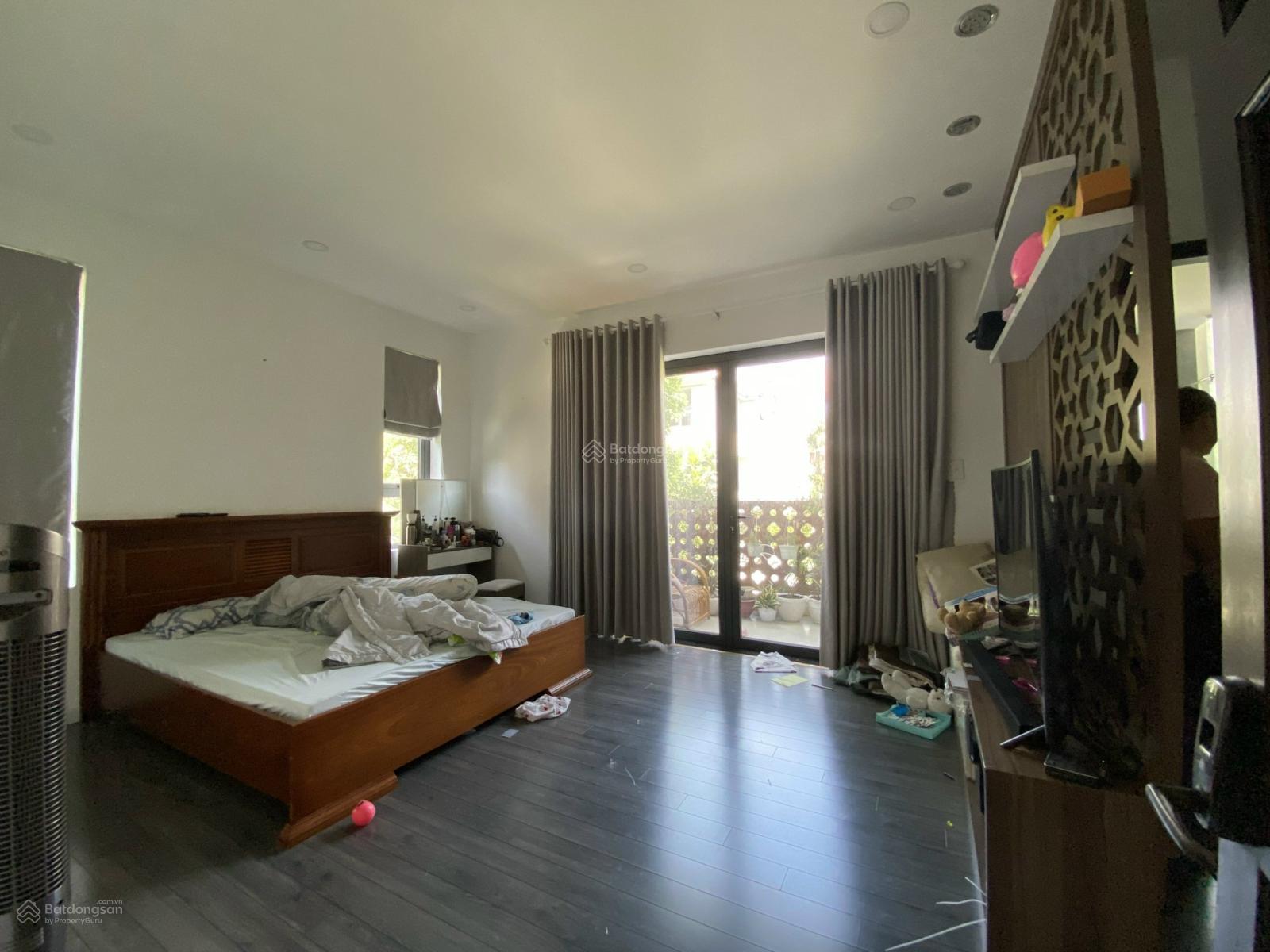 Biệt thự view sông SG đường Bình Lợi - Bình Thạnh, DT: 10m * 20m, trệt, 2 lầu, áp mái