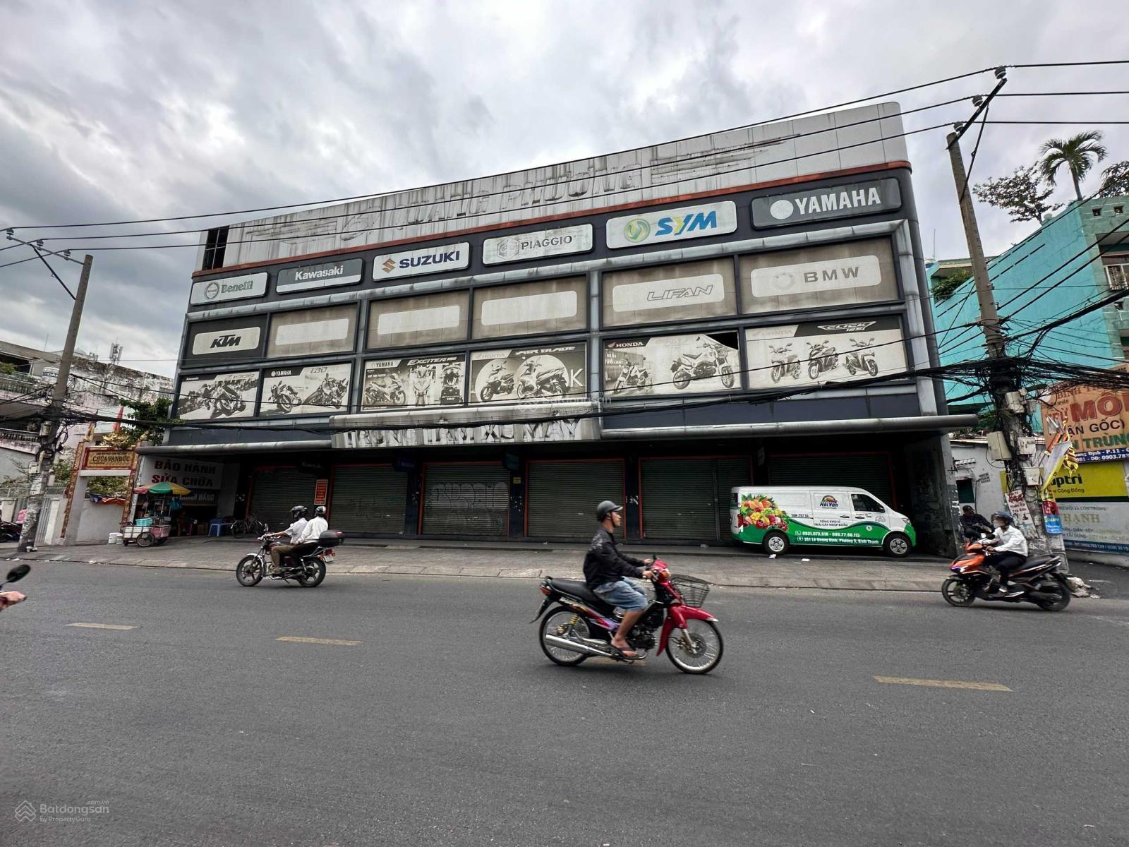 Cho thuê nhà góc 2MT số 444 Đường Lê Quang Định, P11, Bình Thạnh. DT: 29x30m. 3 tầng. DTSD: 2.600m2