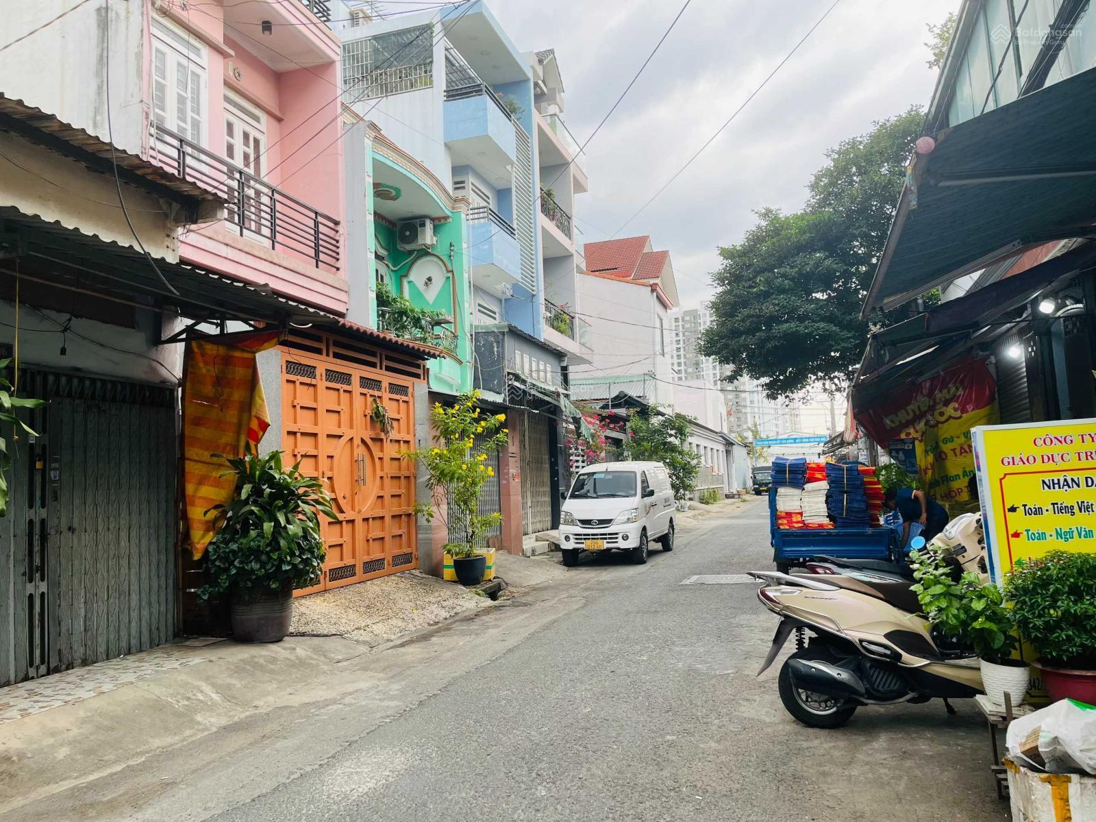 Hẻm nhựa 8m Thạch Lam. Quận Phú (4m x 20m vuông) nhà cấp 4