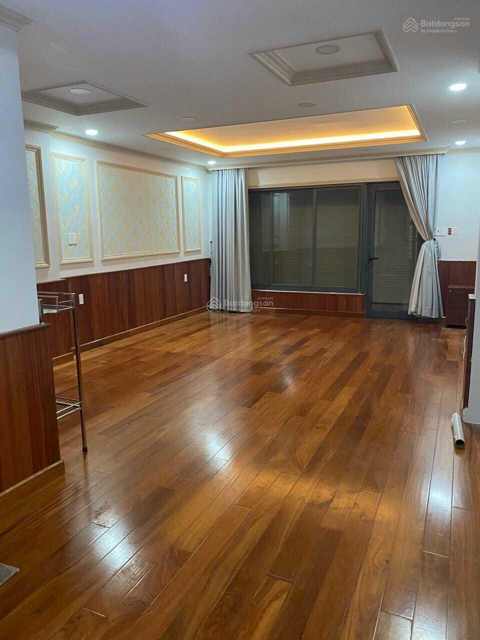 Cho thuê nhà cao cửa rộng, 371/5 Hai Bà Trưng, P. 8, Q. 3, DT: 5x20m
