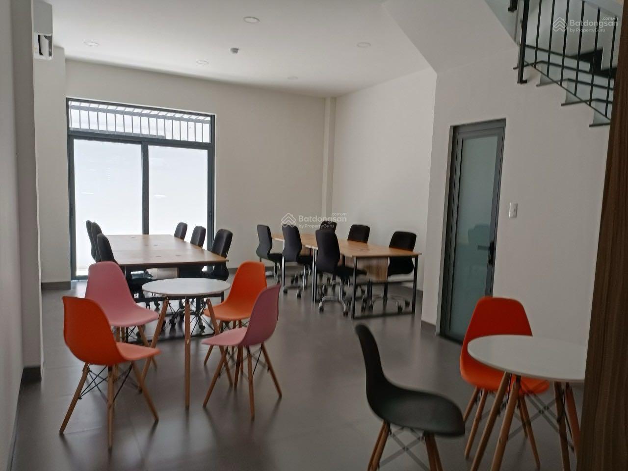 Chính chủ cho thuê nhà The Classia Khang Điền 5x19m. Nội thất cơ bản có bàn ghế văn phòng