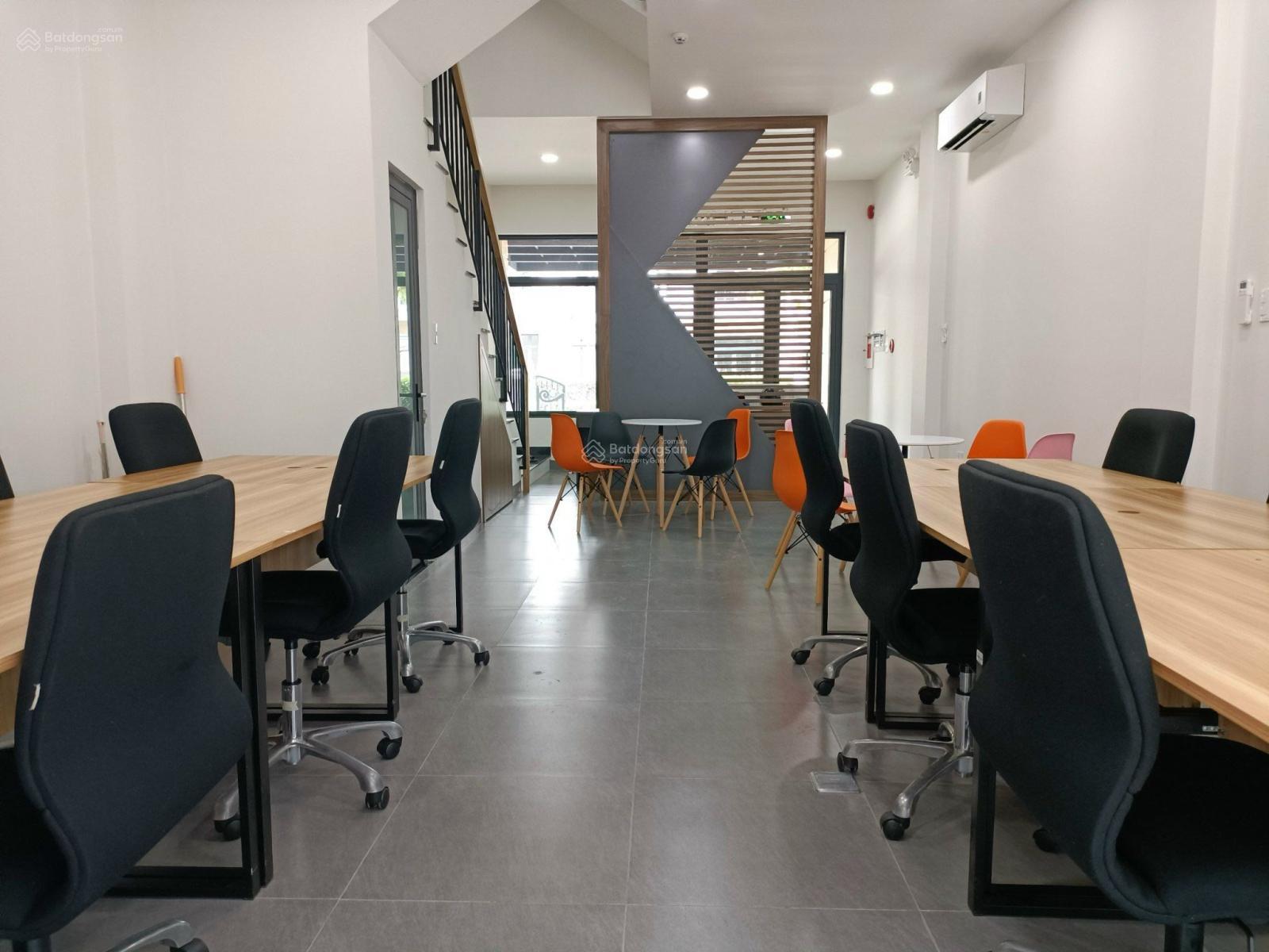 Chính chủ cho thuê nhà The Classia Khang Điền 5x19m. Nội thất cơ bản có bàn ghế văn phòng