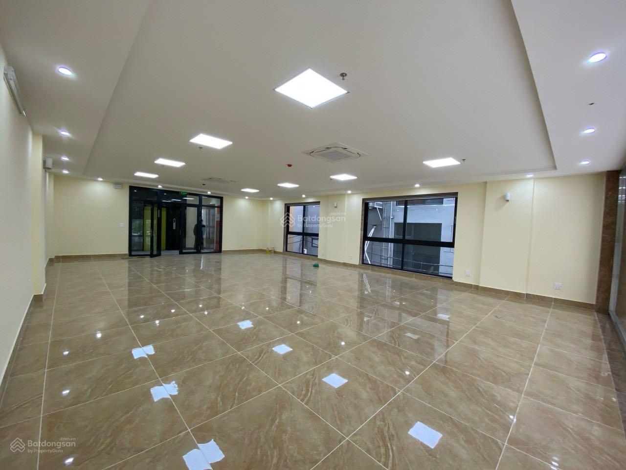 Cho thuê nhà - shophouse mặt phố Nguyễn Văn Huyên - 180m2 xây 5 tầng thông sàn có thang máy lô góc Cho thuê nhà - shophouse mặt phố Nguyễn Văn Huyên - 180m2 xây 5 tầng thông sàn có thang máy lô góc