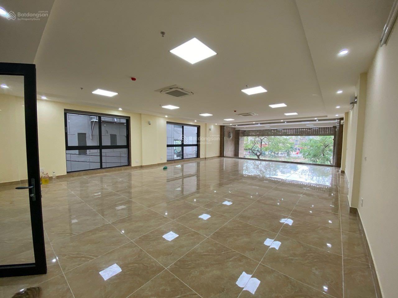 Cho thuê nhà - shophouse mặt phố Nguyễn Văn Huyên - 180m2 xây 5 tầng thông sàn có thang máy lô góc Cho thuê nhà - shophouse mặt phố Nguyễn Văn Huyên - 180m2 xây 5 tầng thông sàn có thang máy lô góc